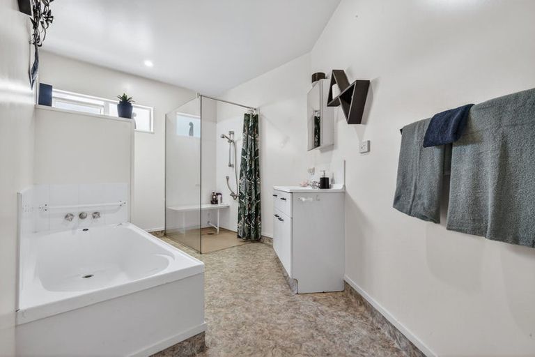 Photo of property in 2/35 Fairview Terrace, Waipahihi, Taupo, 3330