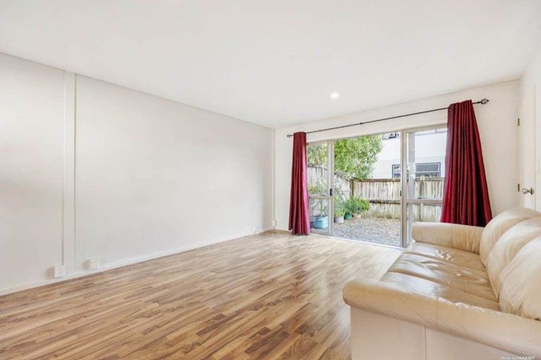 Photo of property in Emery Gardens, 4/4 Ambrico Place, New Lynn, Auckland, 0600