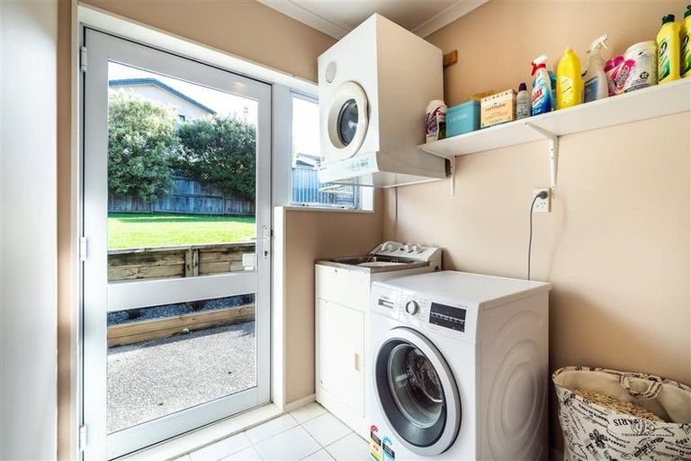 Photo of property in 48 Hogarth Rise, West Harbour, Auckland, 0618