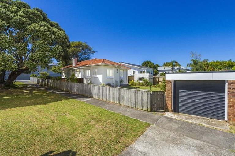 Photo of property in 147 Vauxhall Road, Narrow Neck, Auckland, 0624
