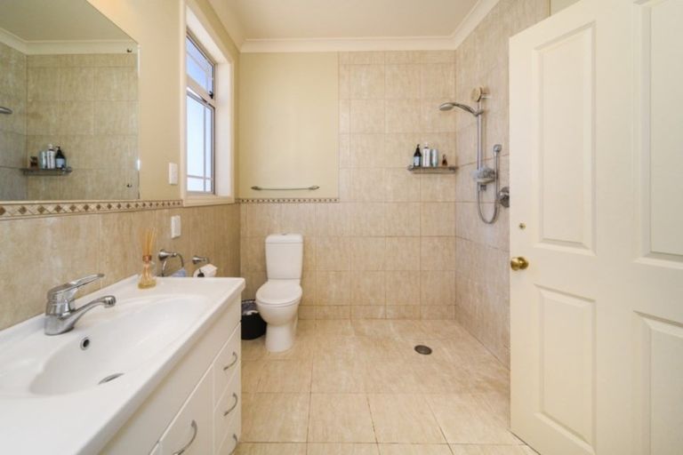 Photo of property in 8 Kowhai Avenue, Takaro, Palmerston North, 4410