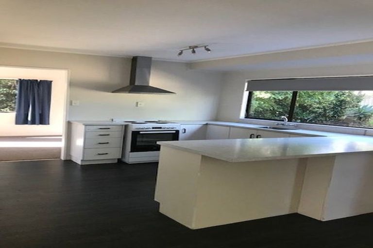 Photo of property in 5 San Bernadino Drive, Henderson, Auckland, 0612