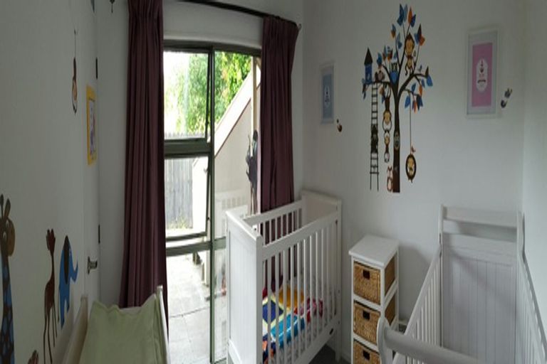 Photo of property in 2/224 Forrest Hill Road, Forrest Hill, Auckland, 0620