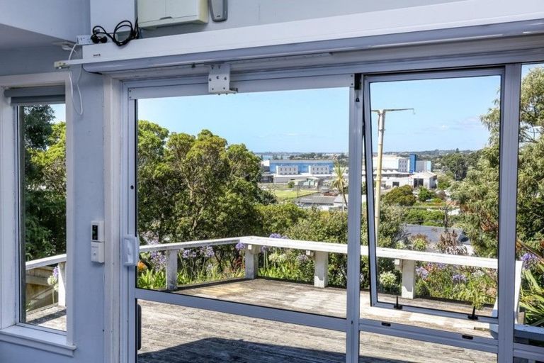 Photo of property in 32 Ngamotu Road, Moturoa, New Plymouth, 4310