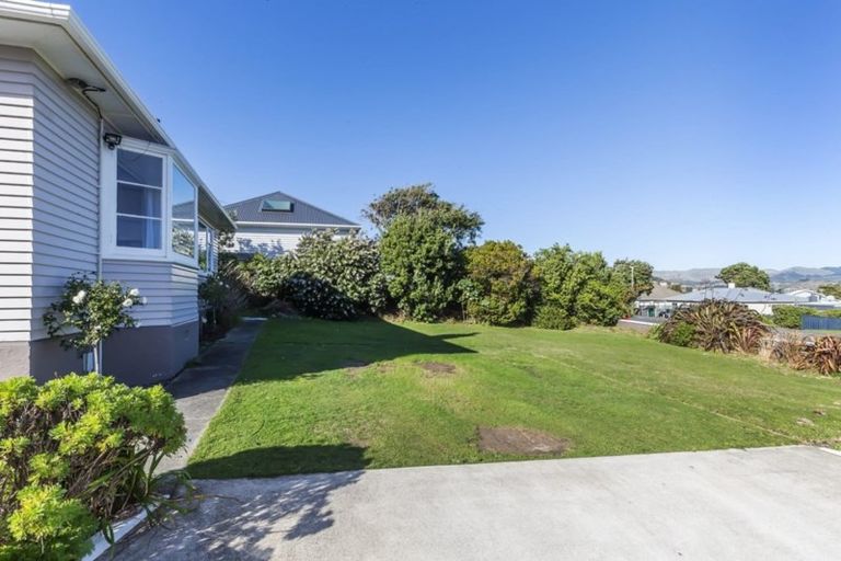 Photo of property in 8a Bay Drive, Titahi Bay, Porirua, 5022