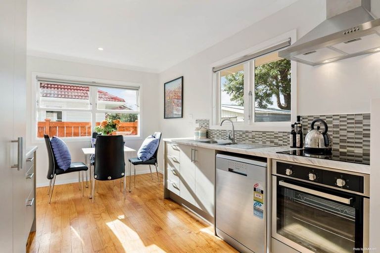 Photo of property in 14 Ocean View Road, Northcote, Auckland, 0627