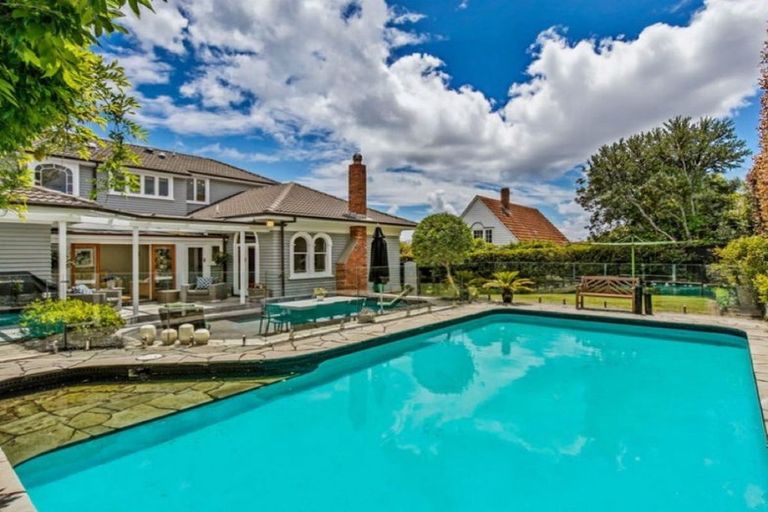 Photo of property in 200 Green Lane West, Greenlane, Auckland, 1051