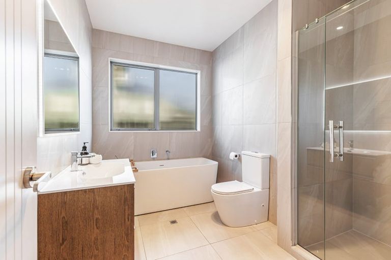 Photo of property in 14 Gilbransen Road, Kumeu, 0810