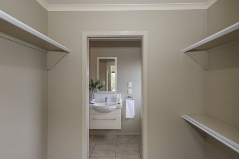 Photo of property in 1 Lorenzo Place, Kelvin Grove, Palmerston North, 4414