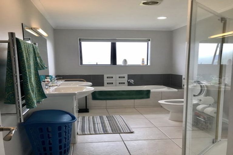 Photo of property in 9 Mcewen Crescent, Riverstone Terraces, Upper Hutt, 5018