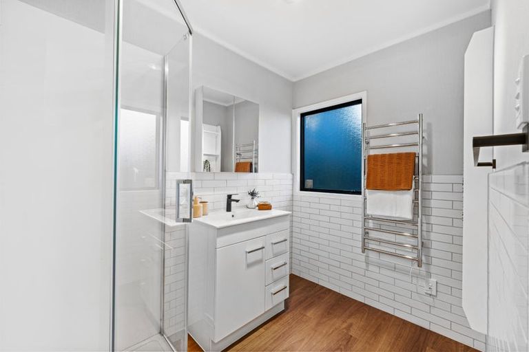 Photo of property in 14 Landsdale Place, Massey, Auckland, 0614