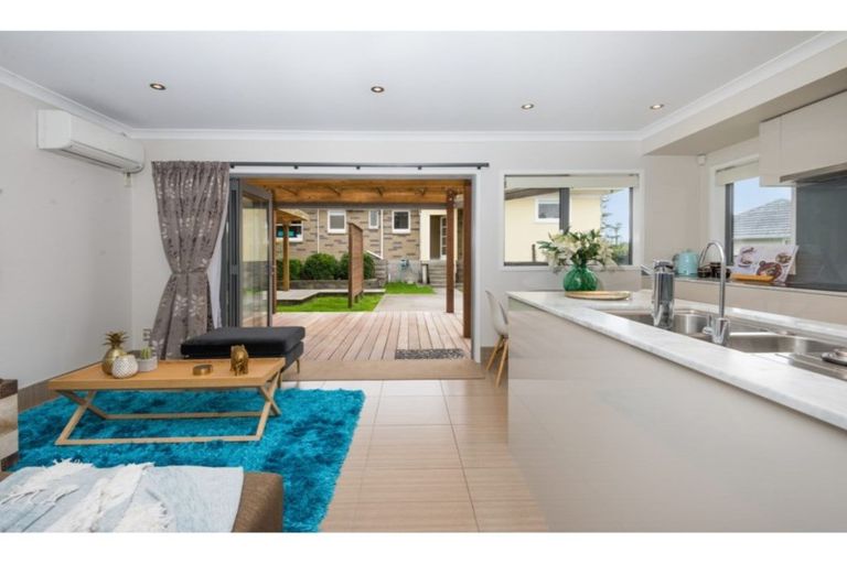 Photo of property in 39 Royal View Road, Te Atatu South, Auckland, 0610