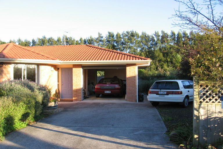 Photo of property in 24 Swanson Oaks, Swanson, Auckland, 0612