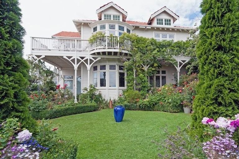 Photo of property in 85 Dyers Pass Road, Cashmere, Christchurch, 8022