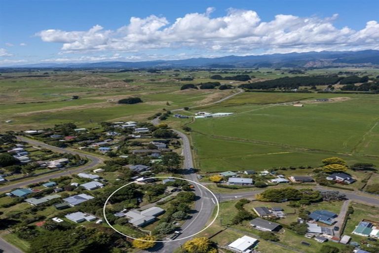 Photo of property in 686 Waikawa Beach Road, Waikawa Beach, Levin, 5573