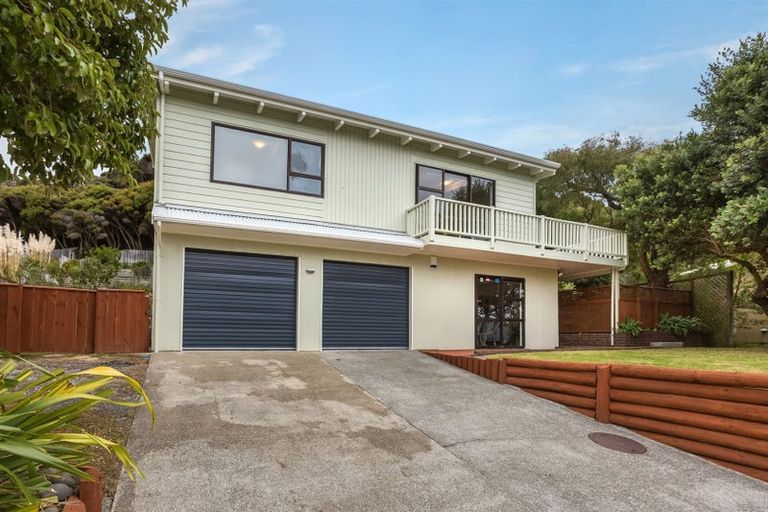Photo of property in 16 Kinloch Place, Papakowhai, Porirua, 5024
