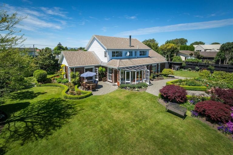 Photo of property in 39 Crofton Road, Harewood, Christchurch, 8051