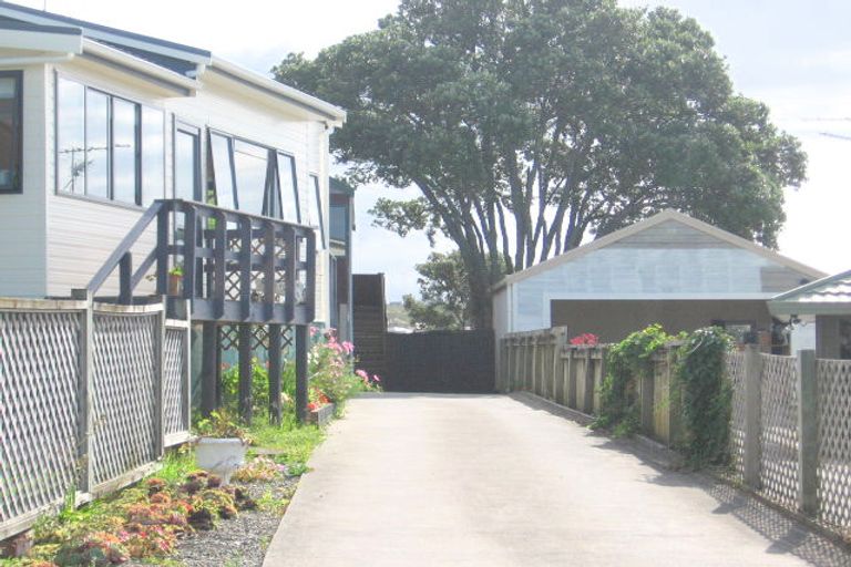 Photo of property in 1/924 East Coast Road, Northcross, Auckland, 0630