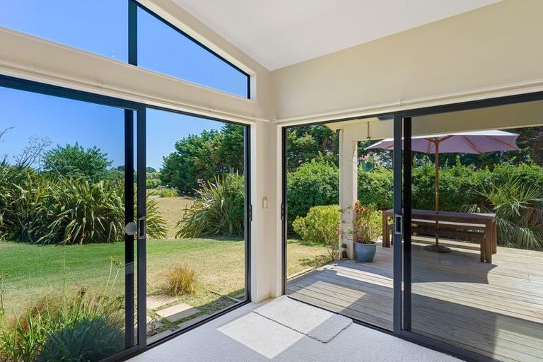 Photo of property in 24 Raukawa Road, Peka Peka, Waikanae, 5391