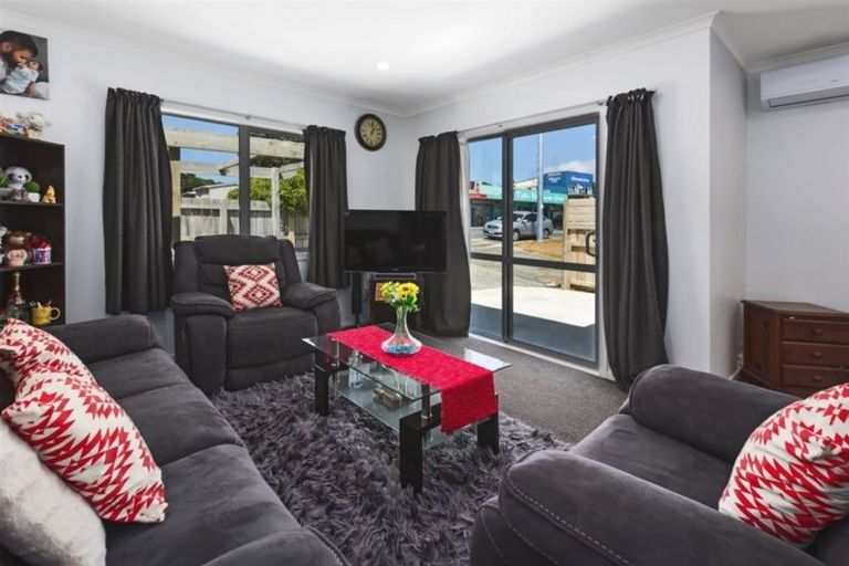 Photo of property in 12 Whitehouse Road, Titahi Bay, Porirua, 5022