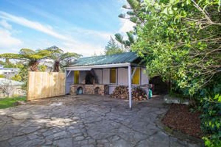 Photo of property in 9 Heather Place, Sunnynook, Auckland, 0620