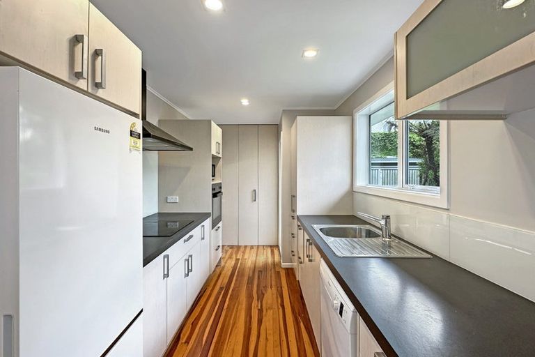 Photo of property in 6 Salford Street, Newlands, Wellington, 6037