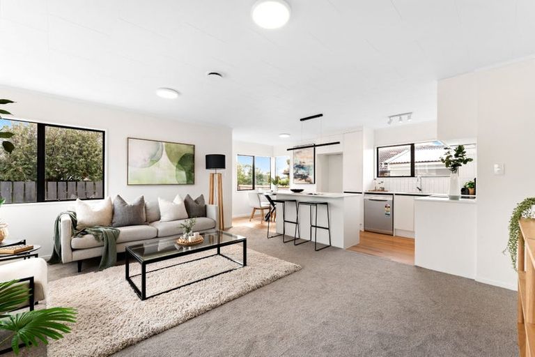 Photo of property in 2/7 Rewarewa Road, Te Atatu Peninsula, Auckland, 0610