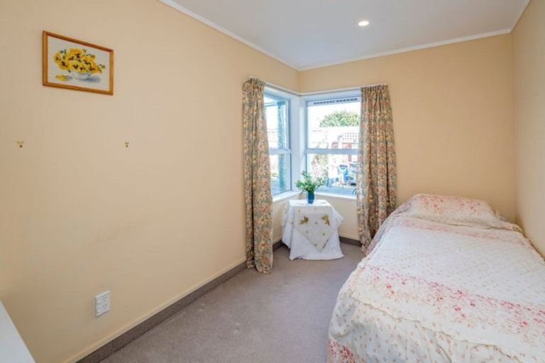 Photo of property in 6 Cranbrook Grove, Waikanae, 5036