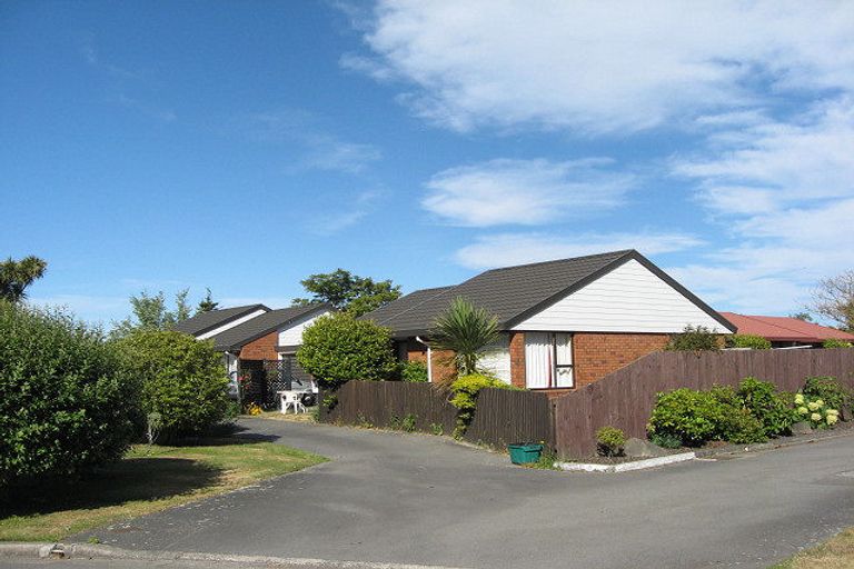Photo of property in 23 Farnley Place, Parklands, Christchurch, 8083