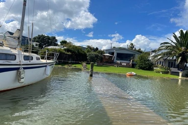 Photo of property in 26 The Terrace, Herald Island, Auckland, 0618