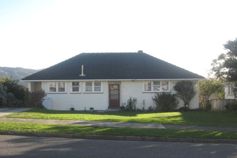 Photo of property in 30 Hereford Street, Cannons Creek, Porirua, 5024