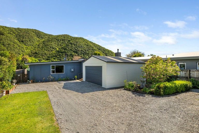 Photo of property in 24 Beach Road, Waikawa, Picton, 7220