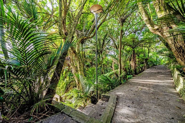 Photo of property in 323 Glenfield Road, Glenfield, Auckland, 0629