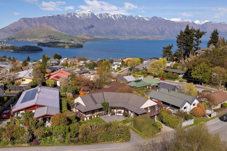 Photo of property in 9 Greenstone Place, Fernhill, Queenstown, 9300