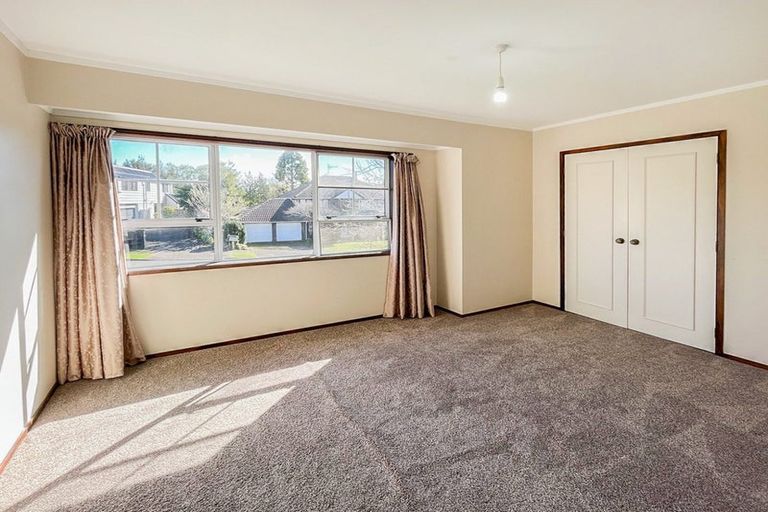 Photo of property in 11 Ravenstone Place, Chatswood, Auckland, 0626