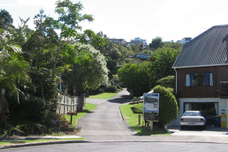 Photo of property in 4 Stitchbird Close, Murrays Bay, Auckland, 0630