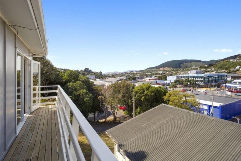 Photo of property in 6b Rewa Terrace, Tawa, Wellington, 5028