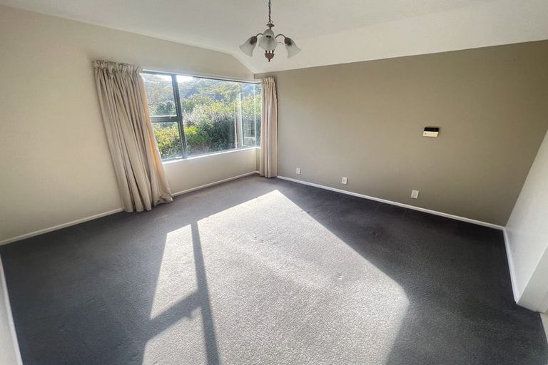 Photo of property in 122 Westchester Drive, Churton Park, Wellington, 6037
