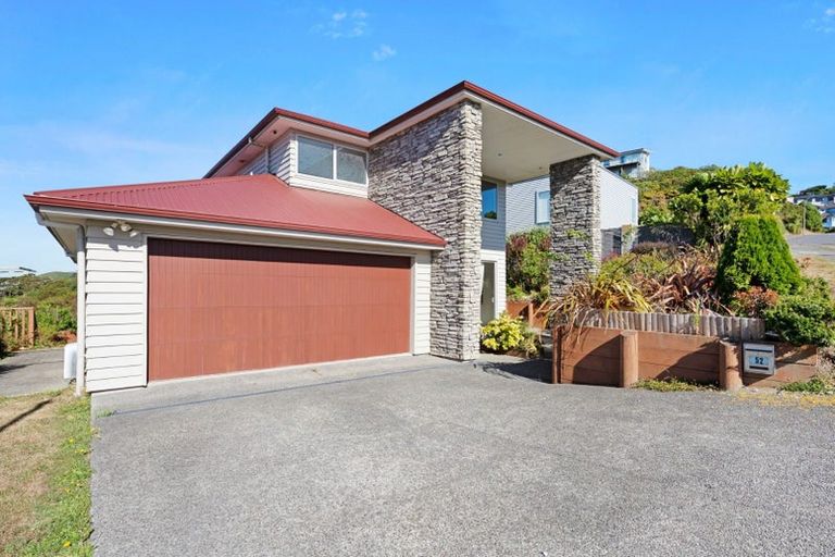 Photo of property in 52 Tamworth Crescent, Newlands, Wellington, 6037