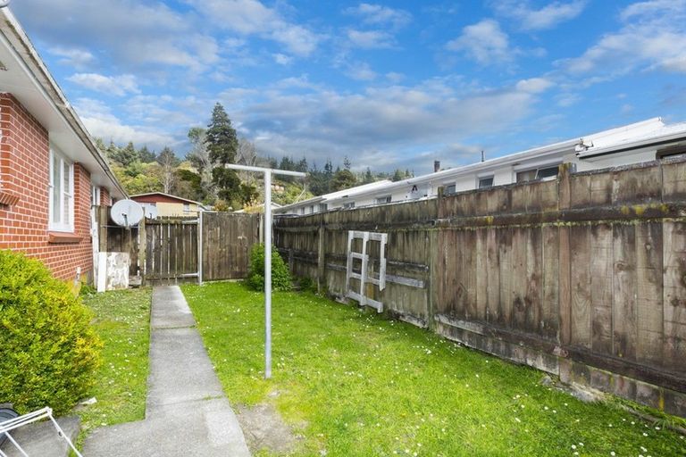 Photo of property in 2/29 Hillside Drive, Maoribank, Upper Hutt, 5018