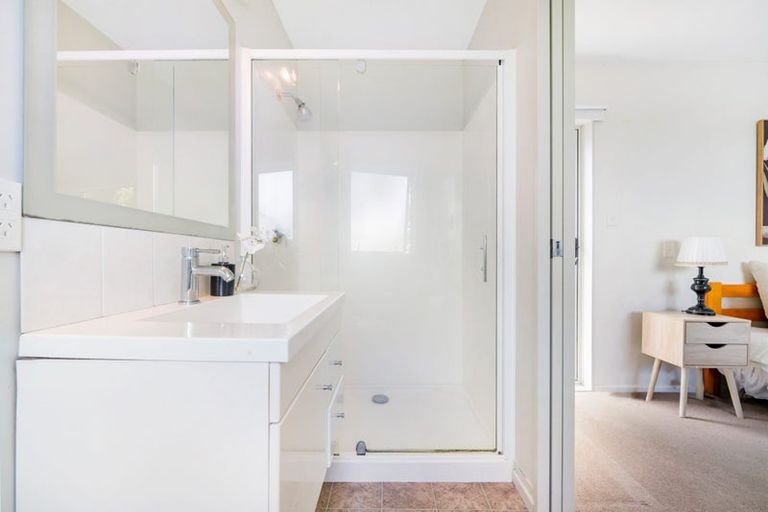 Photo of property in 1a Highgrove Lane, Totara Vale, Auckland, 0632