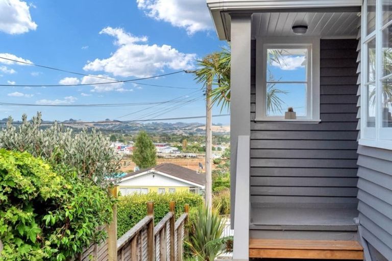 Photo of property in 19 Porter Crescent, Helensville, 0800