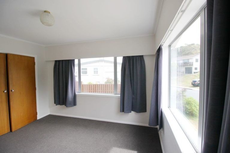 Photo of property in 30 Somes Crescent, Newlands, Wellington, 6037