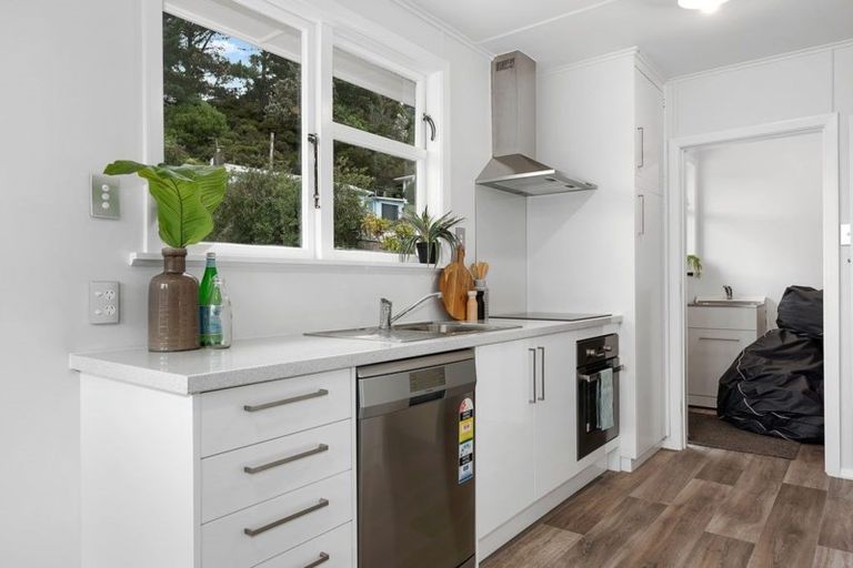 Photo of property in 2 Thomson Grove, Stokes Valley, Lower Hutt, 5019