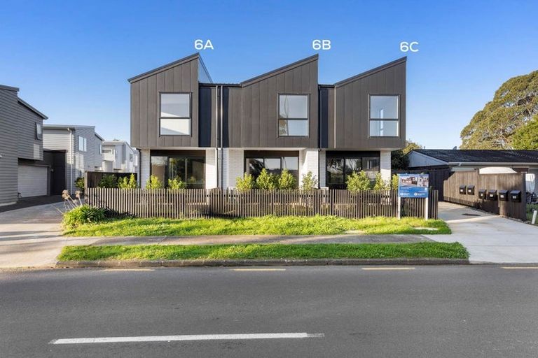 Photo of property in 6b Cascades Road, Pakuranga Heights, Auckland, 2010