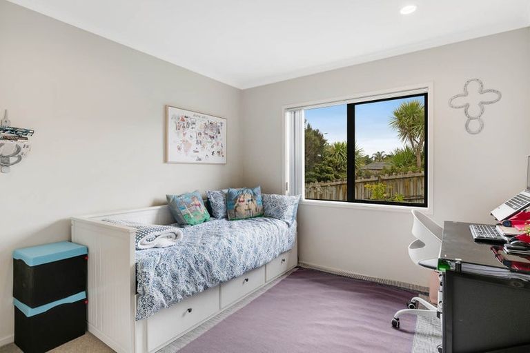 Photo of property in 4 Kingtide Place, Red Beach, 0932