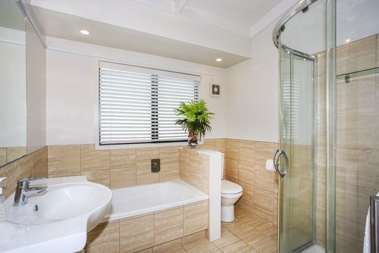 Photo of property in 11 Millen Place, Clarks Beach, 2122