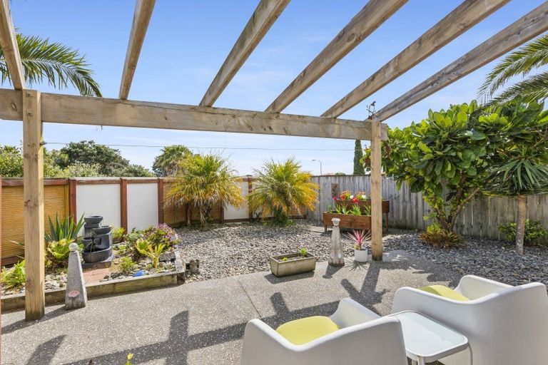 Photo of property in 43 Quadrant Heights, Paraparaumu, 5032