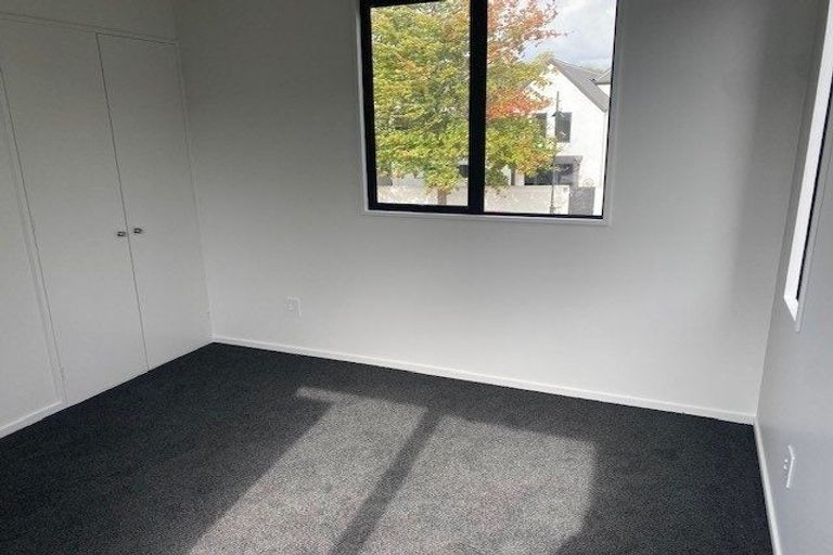 Photo of property in 32 Oakford Close, Riccarton, Christchurch, 8011