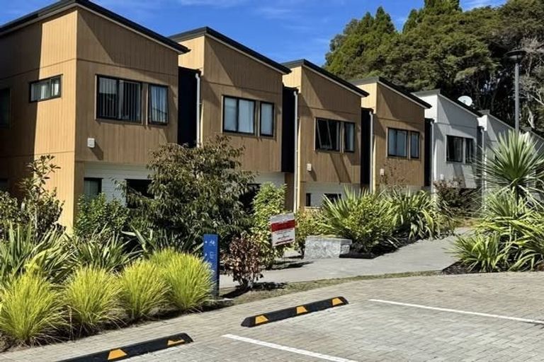 Photo of property in 83 Morihana Close, Glen Eden, 0602